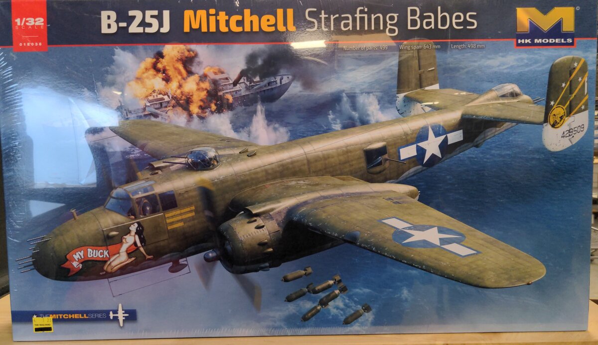 HK Models 01E036 1:32 B-25J Mitchell Strafing Babes Military Aircraft Plane Kit