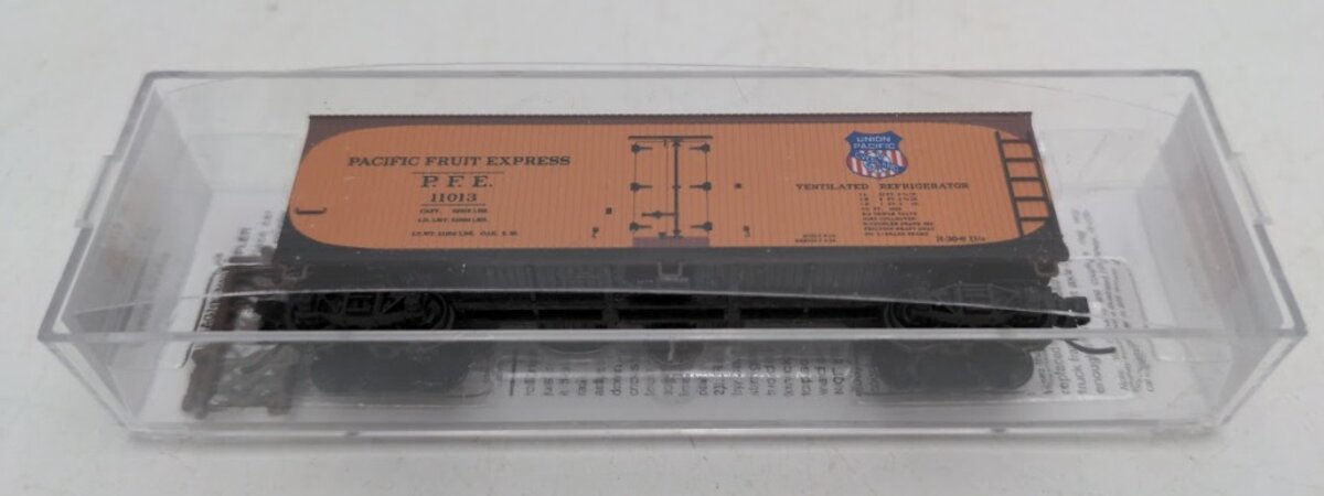 Micro-Trains 04900962 N Scale Pacific Fruit Express 40' Reefer #11013