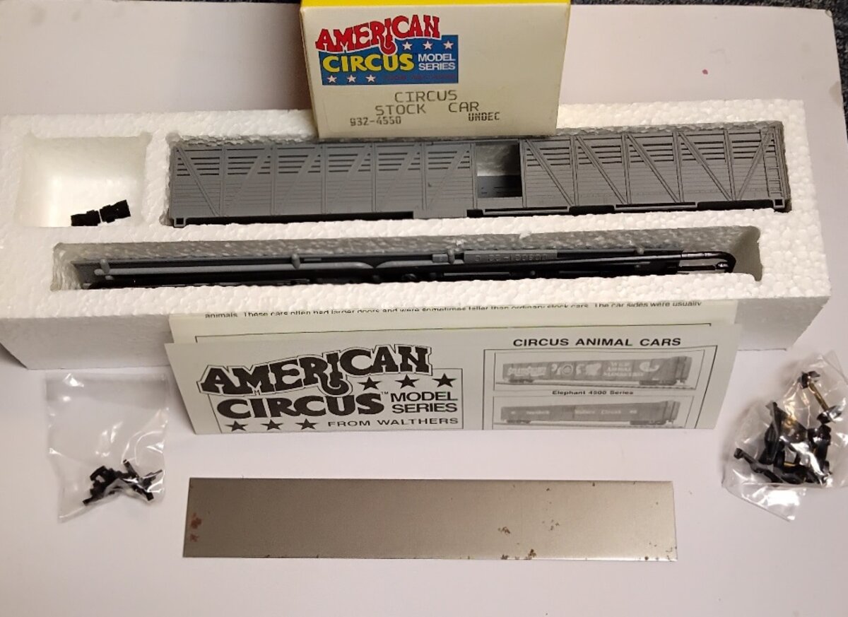 Walthers 932-4550 HO Undecorated Gray Circus Stock Car Kit