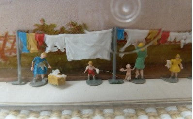 Merten Z 2319 Z Scale Woman Hanging Up Laundry w/Children & Baskets of Laundry