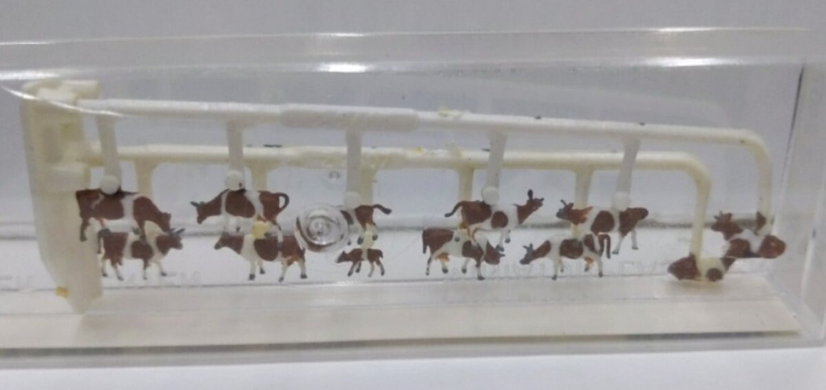 Merten Z 2407 Z Scale Brown & White Cattle (Set of 12)