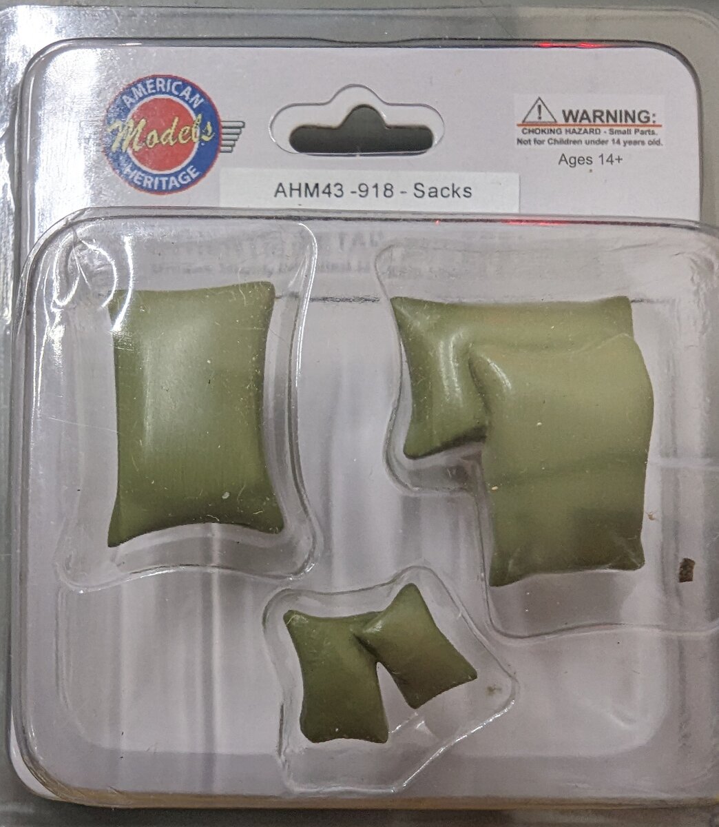 AHM 43-918 O Scale Detail Accessories Assortment of Sacks