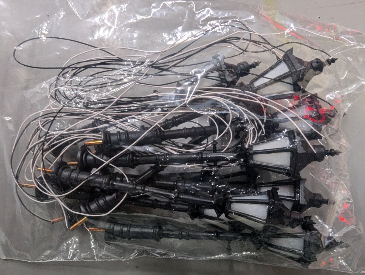 Trainz 18400083 HO Lantern Street Lights w/Wiring (Pack of 10)