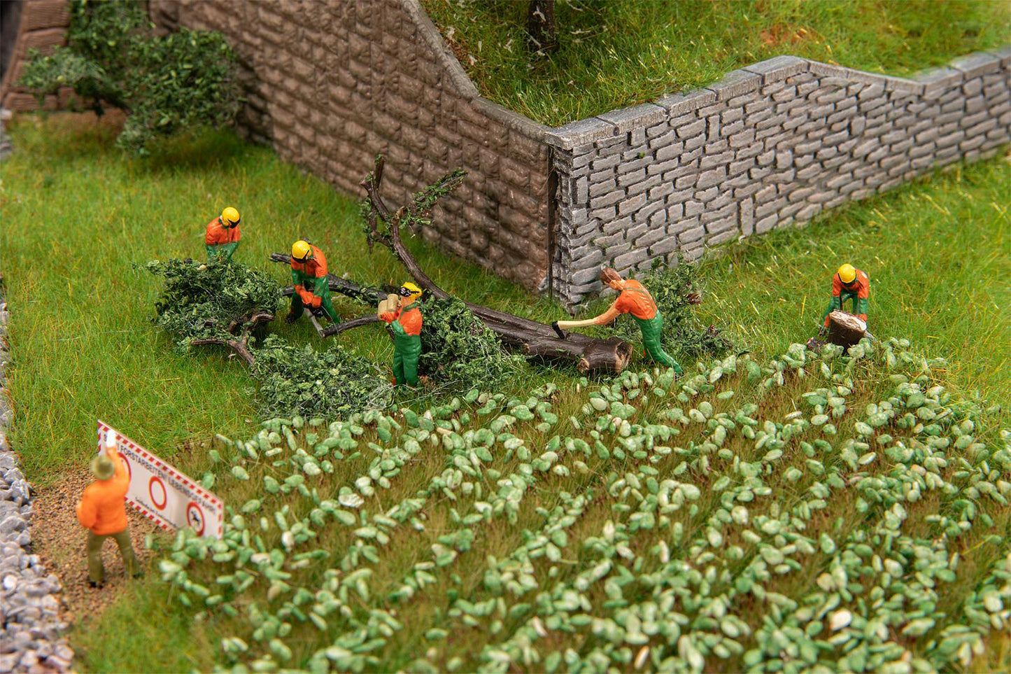 Faller 151690 HO Forestry Workers with Modern Equipment Figures (Set of 6)
