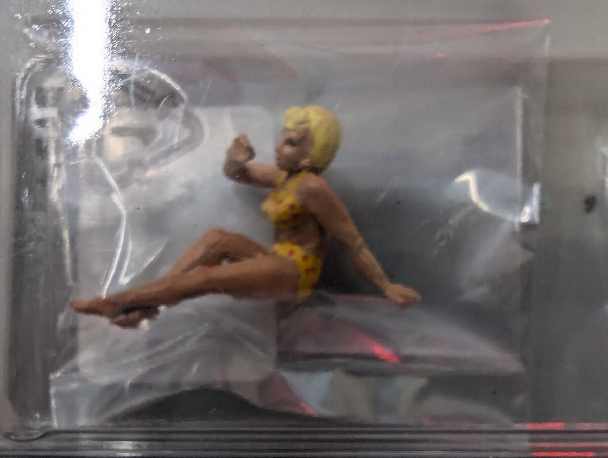 Acme CG3110 HO Beach Girl Protecting Eyes Figure