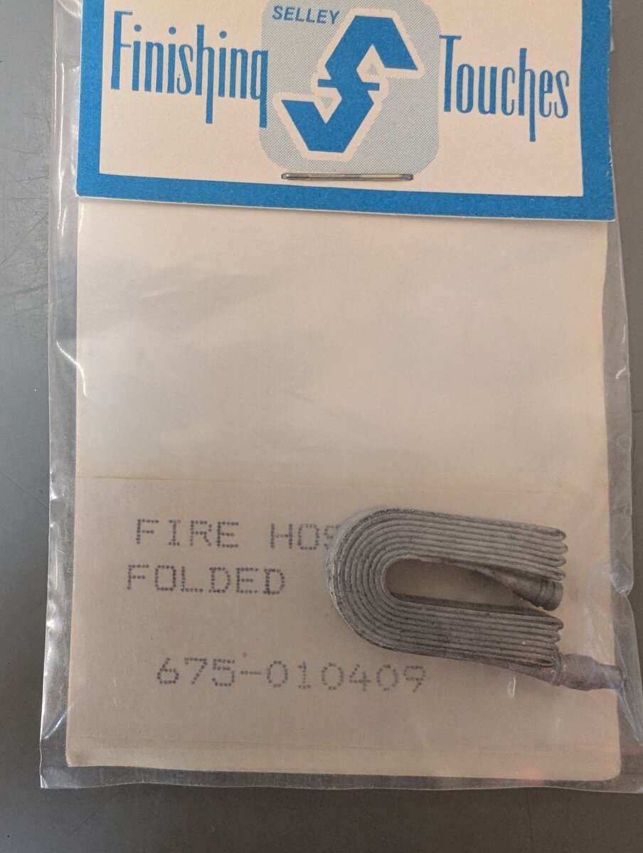 Finishing Touches 675-010409 HO Folded Fire Hose