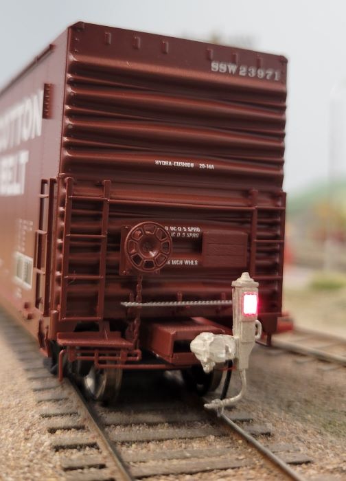 Details West 389 HO Side-Mount End-of-Train Device w/LED & Leads