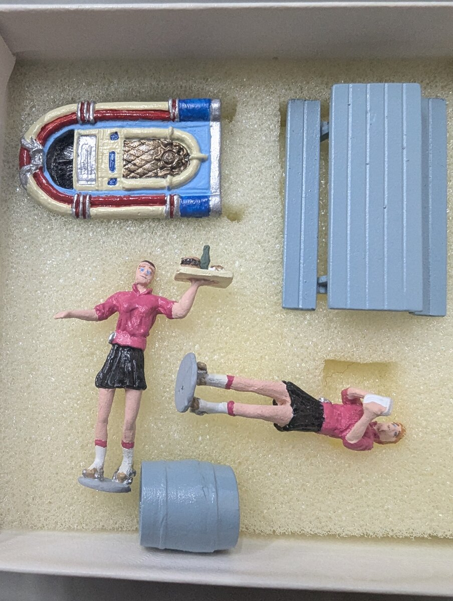 Kramer OG25 O Scale Car Hop Waitresses, Picnic Table, & Jukebox Set