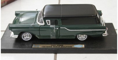 Road Legends 92209 1:18 Diecast Emerald Green & Black 1957 Courier Sedan