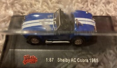 Malibu International 1965 1:87 Blue w/White Stripes Shelby AC Cobra Convertible