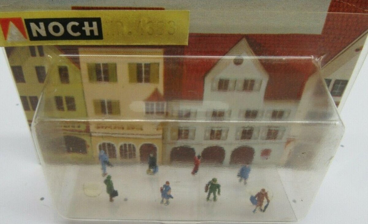 Noch 4383 Z Scale People Walking Street Scene