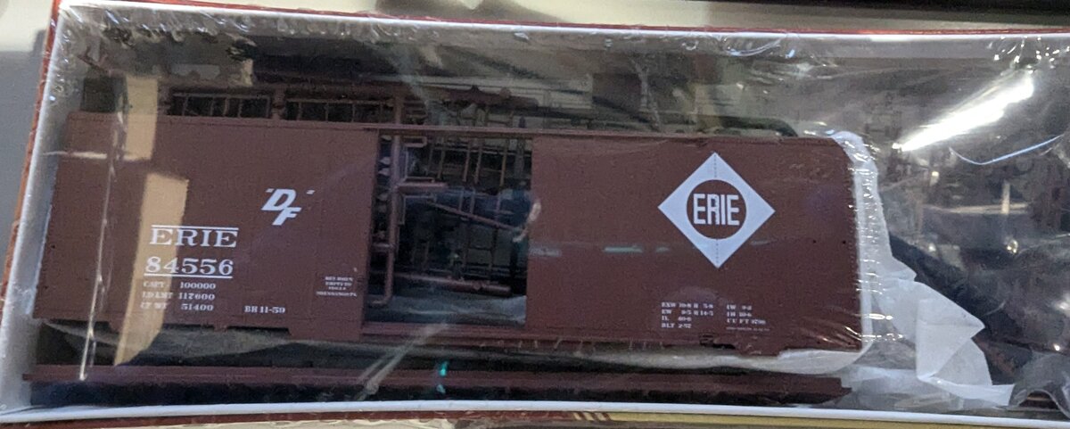 Red Caboose 87044 HO Erie 40' ACF Box Car w/Riveted Sides #84556