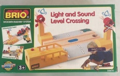 Brio 33675 Wooden & Plastic Light and Sound Level Crossing – Trainz