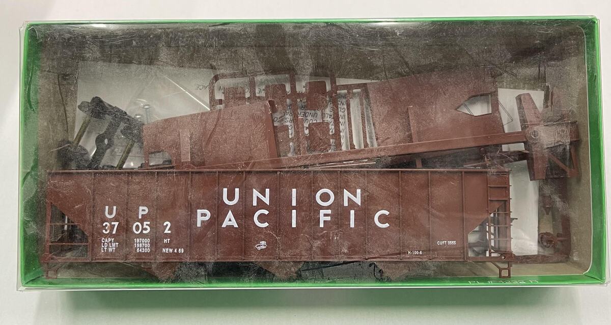 Bowser 55104 HO Union Pacific 100 Ton 45' 3 Bay Hopper #37052