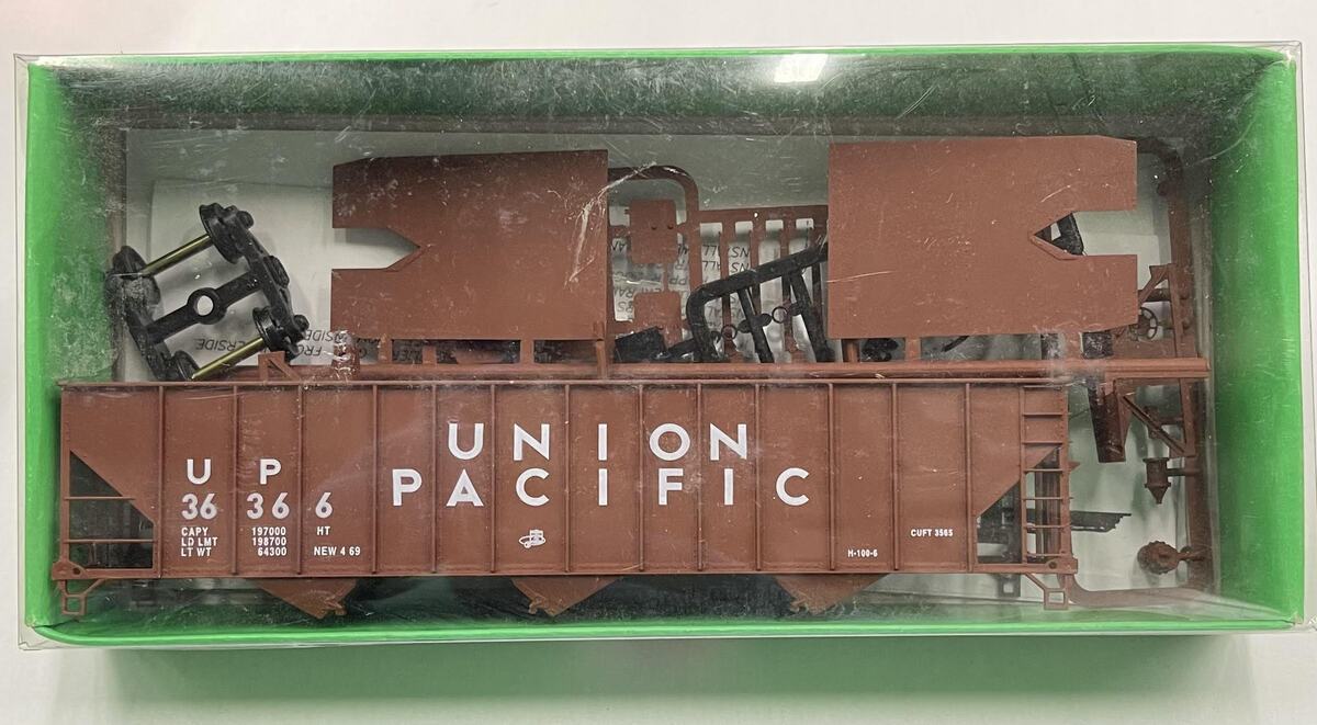 Bowser 55104 HO Union Pacific 100 Ton 45' 3 Bay Hopper #36366