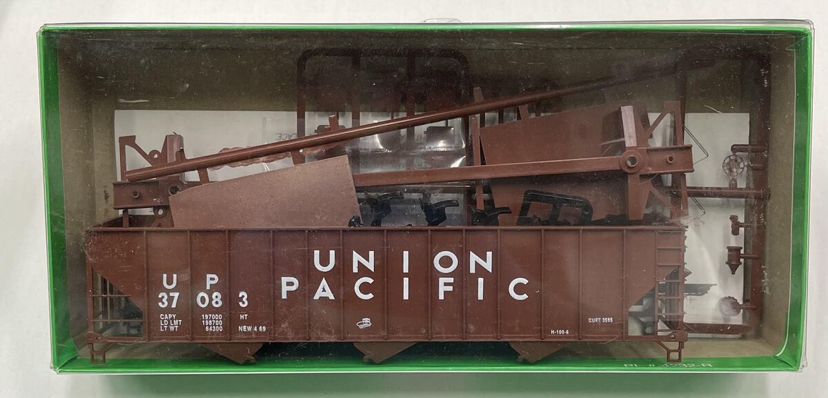 Bowser 55104 HO Union Pacific 100 Ton 45' 3 Bay Hopper #37083