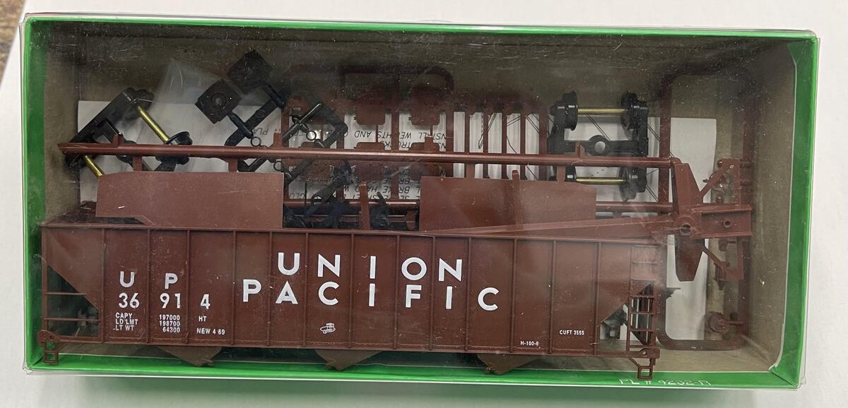 Bowser 55104 HO Union Pacific 100 Ton 45' 3 Bay Hopper #36914