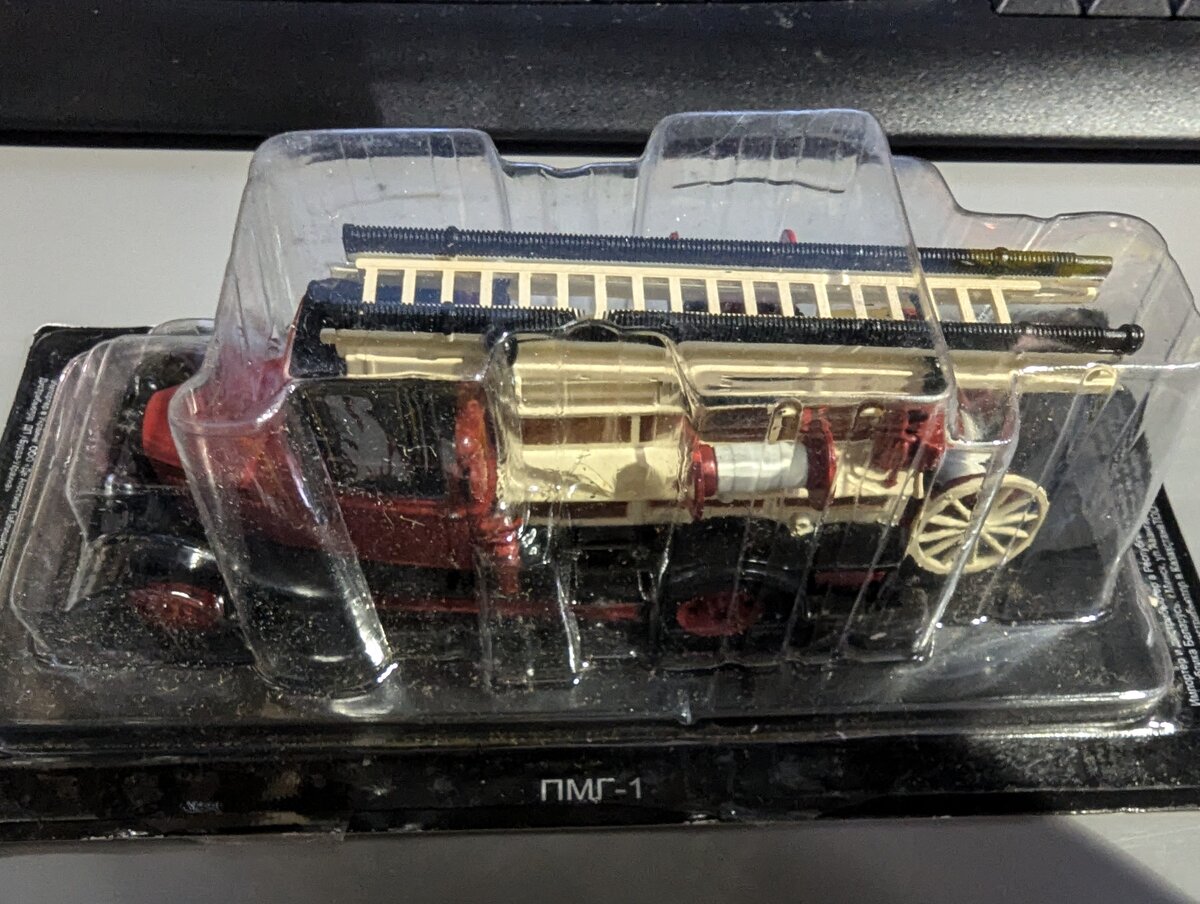 Deagostini 1:43 Diecast Red, Black, & Ivory Old Style Ladder Fire Engine