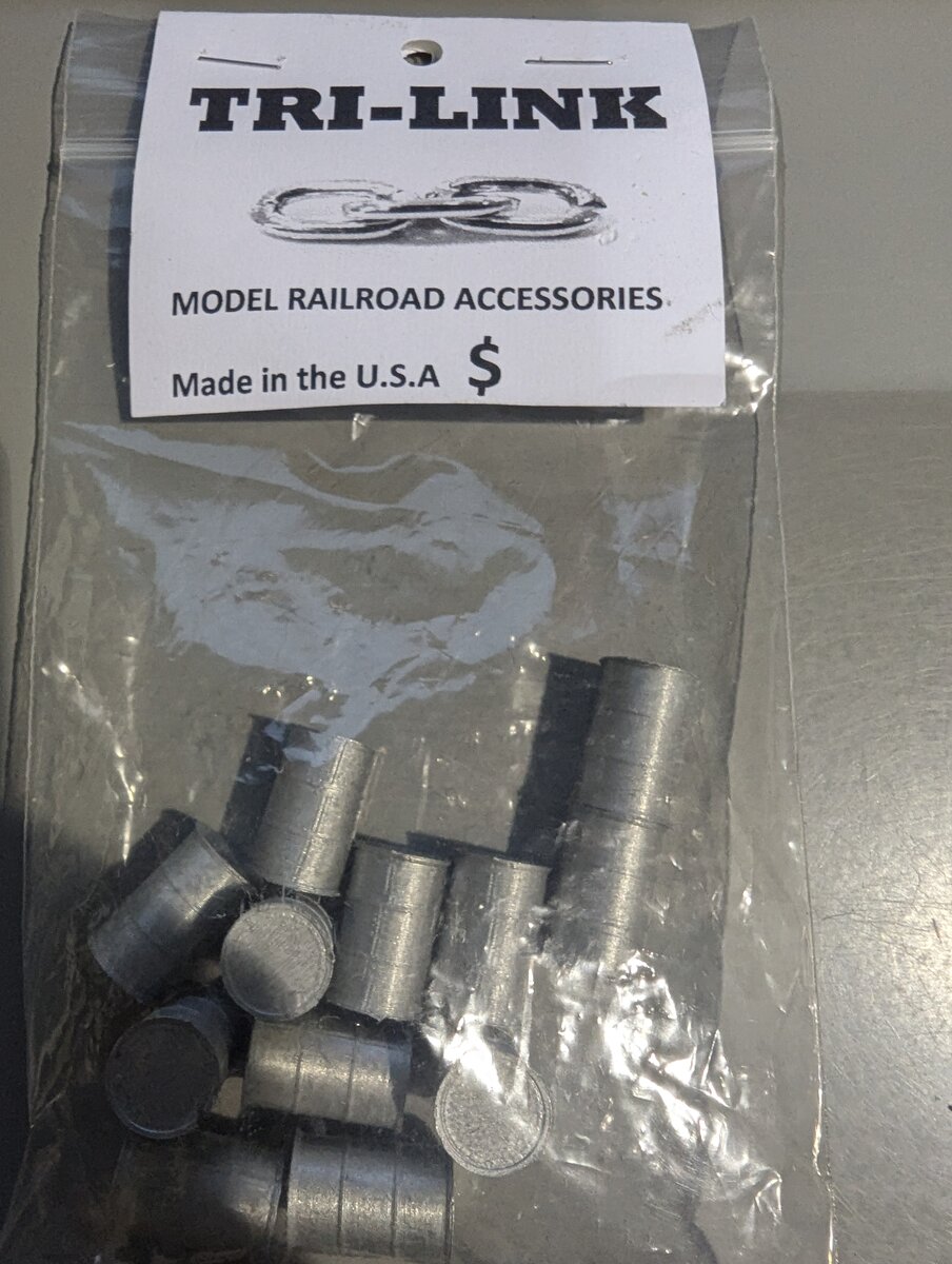 Tri-Link HO Tri-Link Gray Plastic Oil Drums (Set of 12)