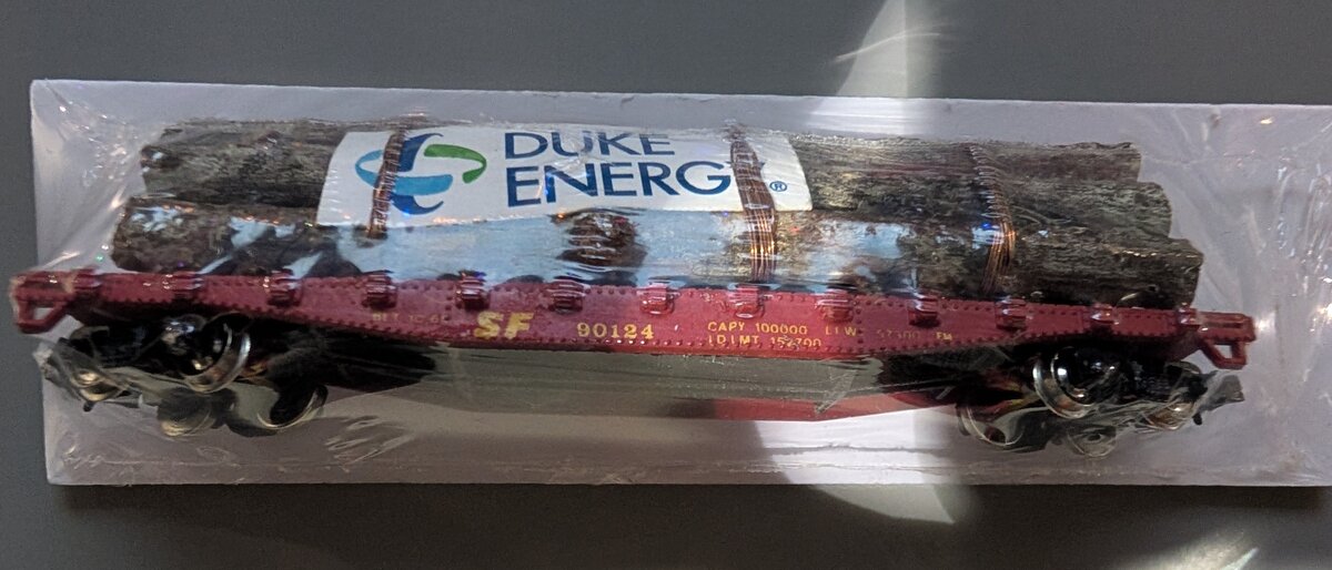 Con-Cor 90124 N Scale Santa Fe Carrying Duke Energy Logs Freight Car