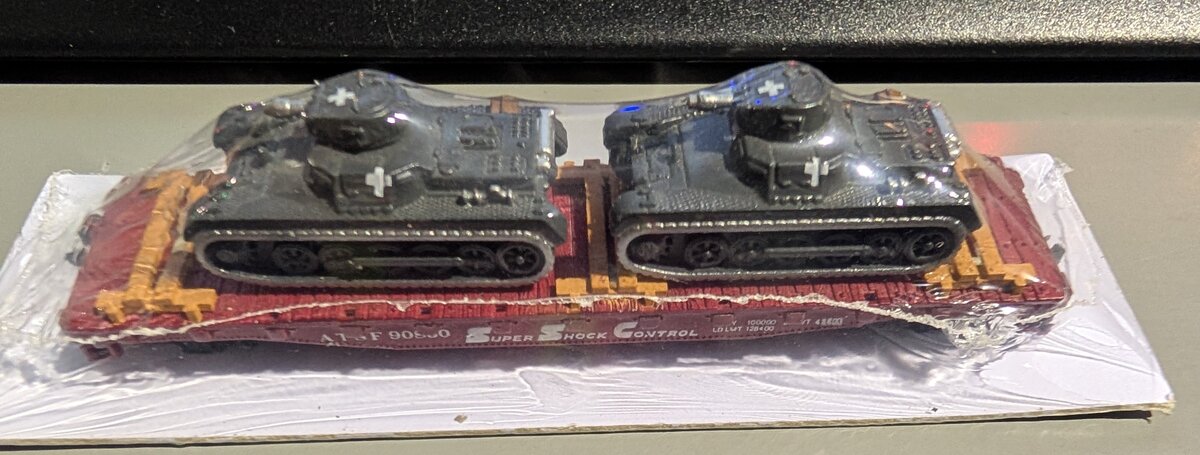 Bachmann 90850 N Scale A.T.S.F. Flat Car w/Military Tank Load Car #90850
