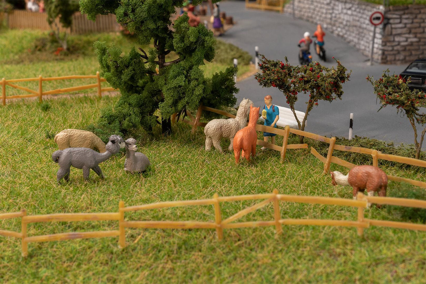 Faller 151929 HO Alpacas Figures (Set of 6)
