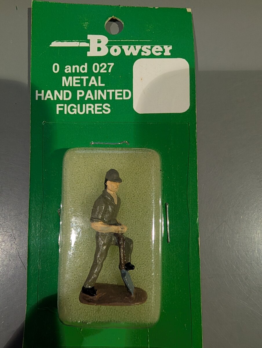 Bowser 1-013705 O Scale Hand Painted Worker Digging w/Shovel Figure