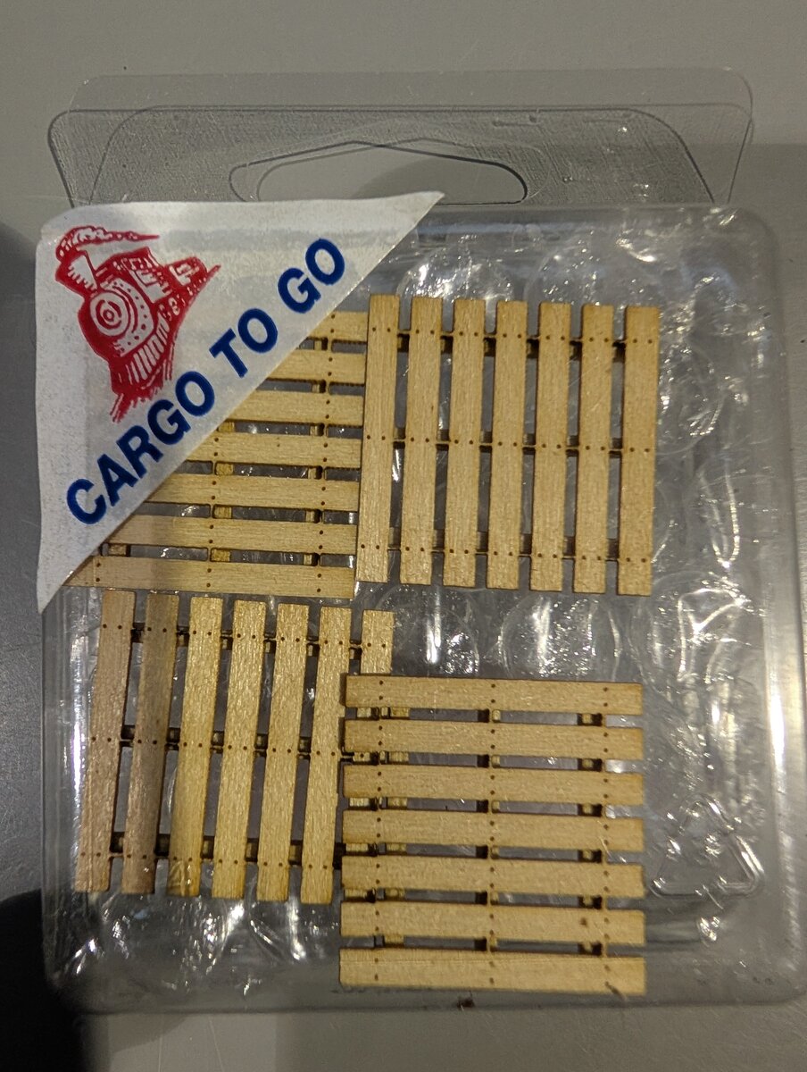 Cargo to Go HO Wooden Pallets (Set of 4)