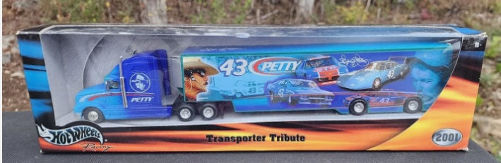 Hot Wheels 29494 1:64 Transporter Tribute Petty Enterprises #43 Richard Petty