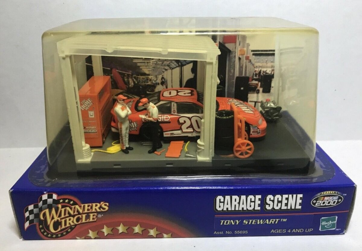 Hasbro 55695 1/24 Winner's Circle Tony Stewart #20 Garage Scene Nascar 2000