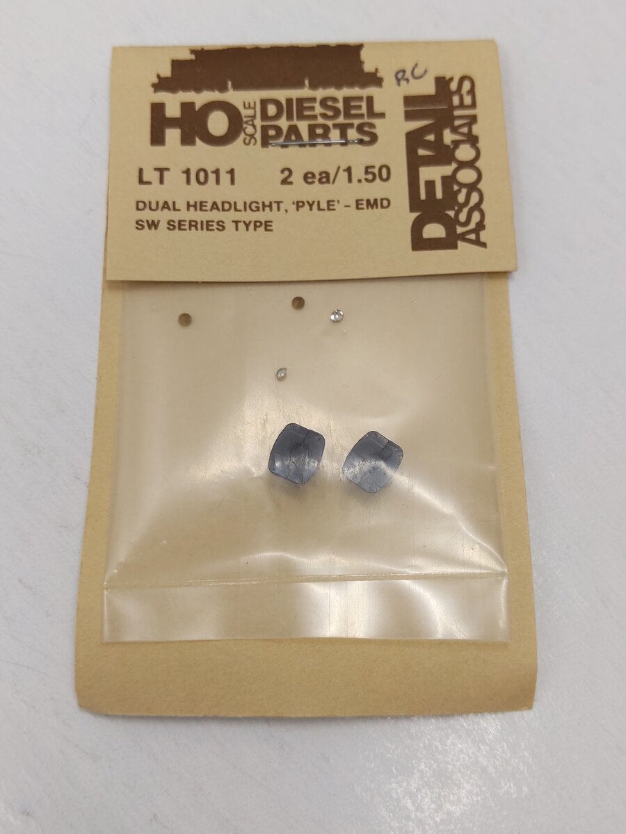 Detail Associates 1011 HO Scale Dual Headlight, PYLE' - EMD SW Series Type (2)