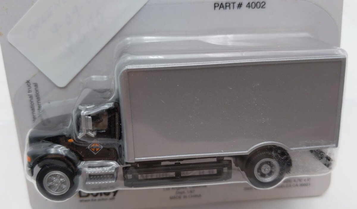 Boley 4002 HO Dept 1-87 Black/Silver International 2-Axle Box Truck Diecast