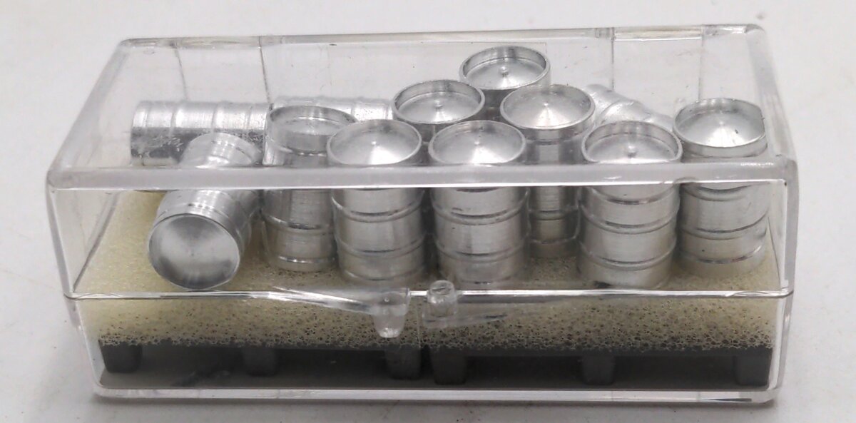 The Ink Well O / 1:48 12 Aluminum Kegs With 2 Pallets