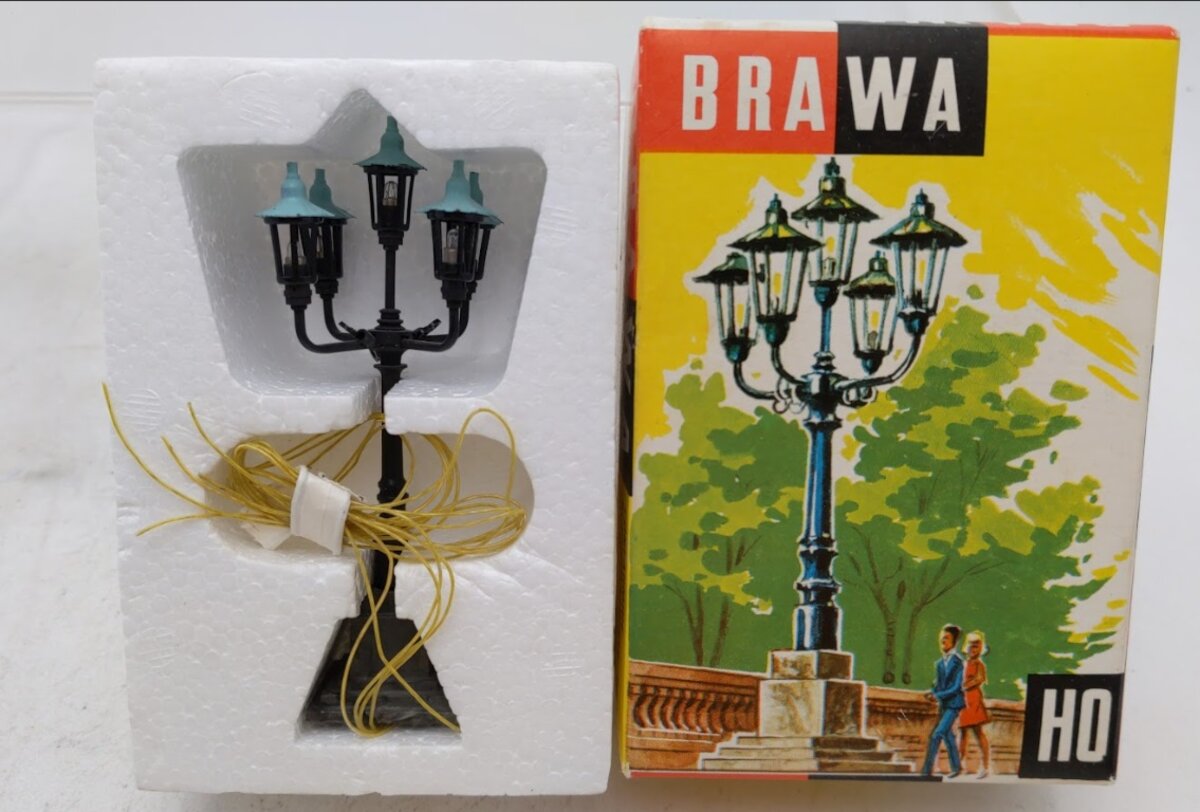 Brawa 517 HO Scale Large Park Street Lamp / Five Armed Globe Street Light