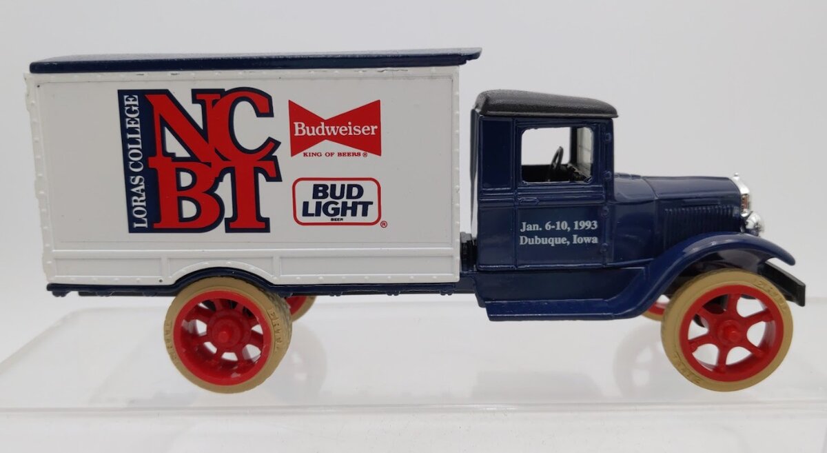 Ertl 2989 1931 Hawkeye Motor Truck Budweiser Vehicle Bank