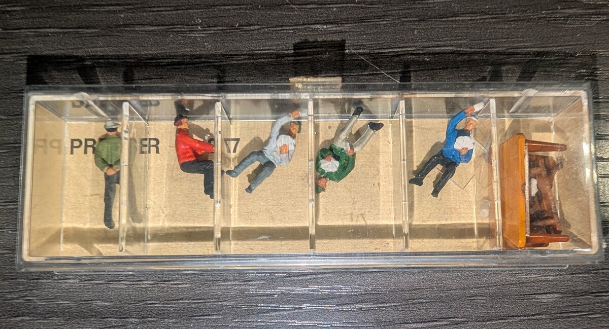 Preiser 247 HO Card Playing Friends w/Table Figure Set
