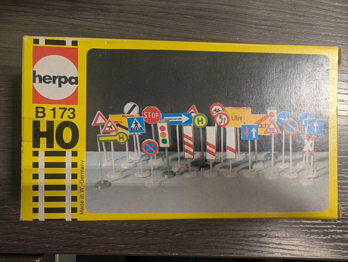 Herpa B173 HO Assortment of Road Signs, Stoplights, & Railroad Crossings