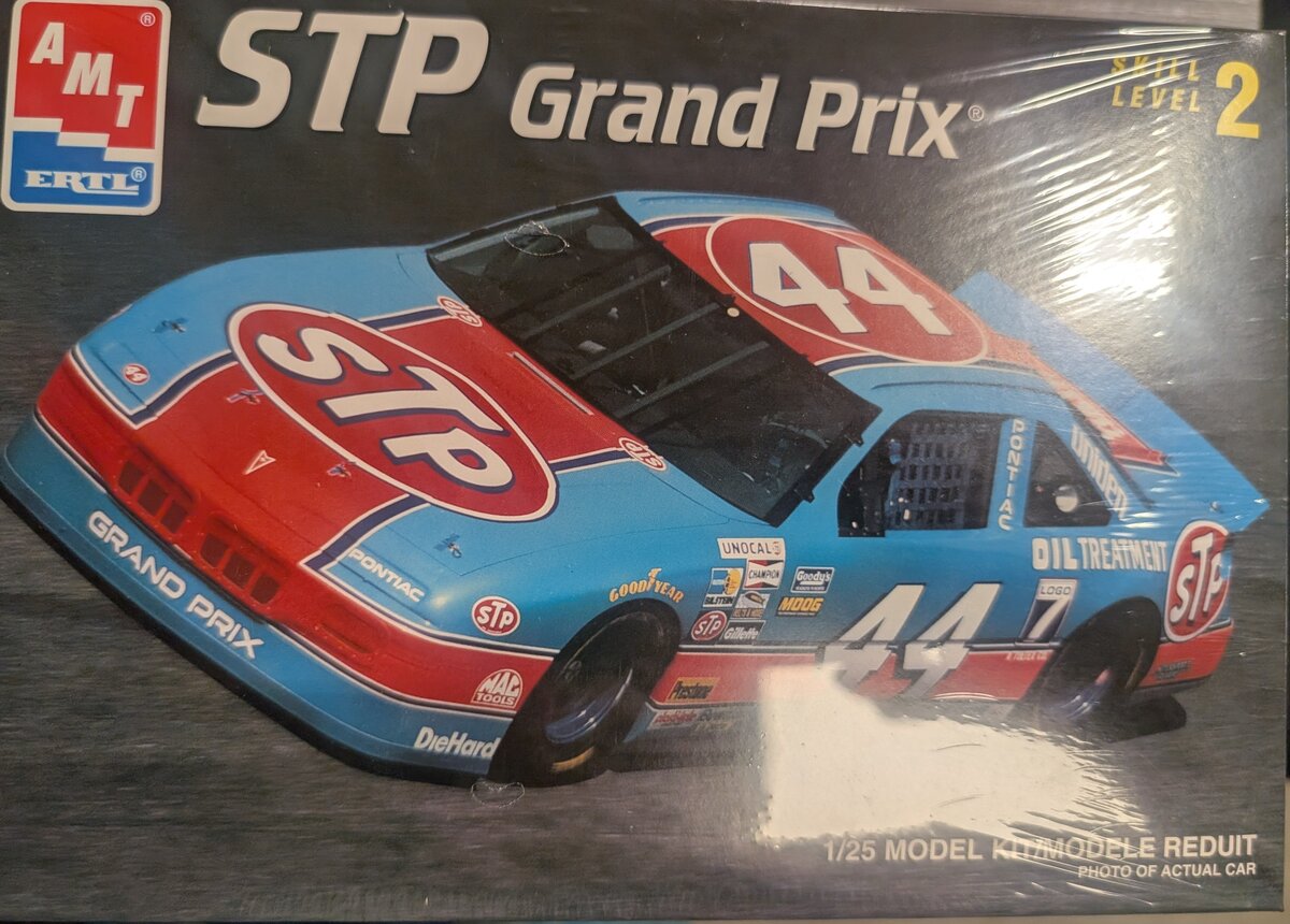 AMT 6892 1/25 STP GRAND PRIX MODEL KIT