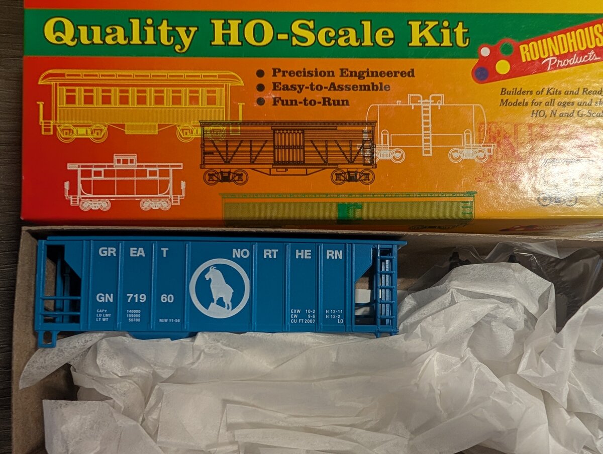 Roundhouse 01441 HO Scale Great Northern 34' 2-Bay Covered Hopper Car #71960 Kit