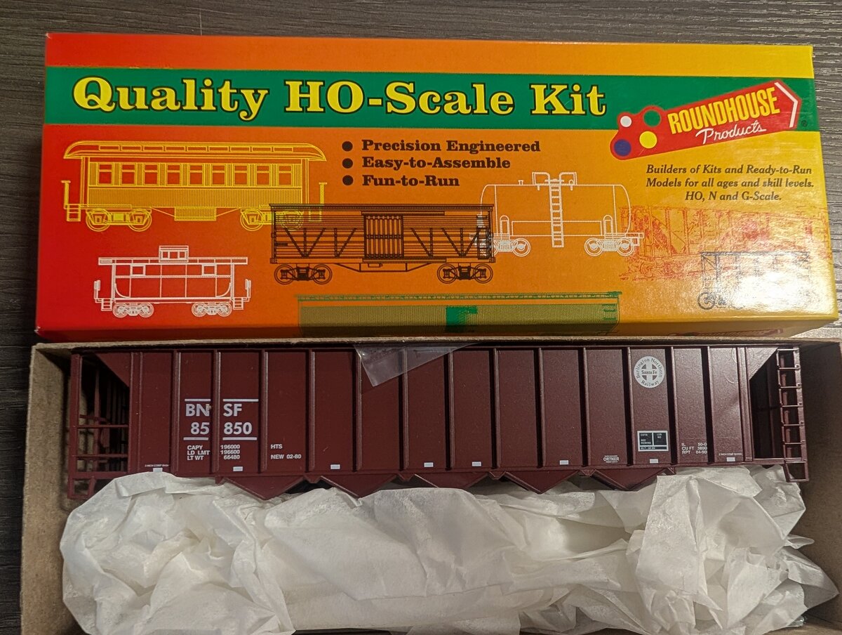 Roundhouse 07896 HO BN/Santa Fe 54'' 5-Bay Rapid Disch. Hopper # 85850 Kit