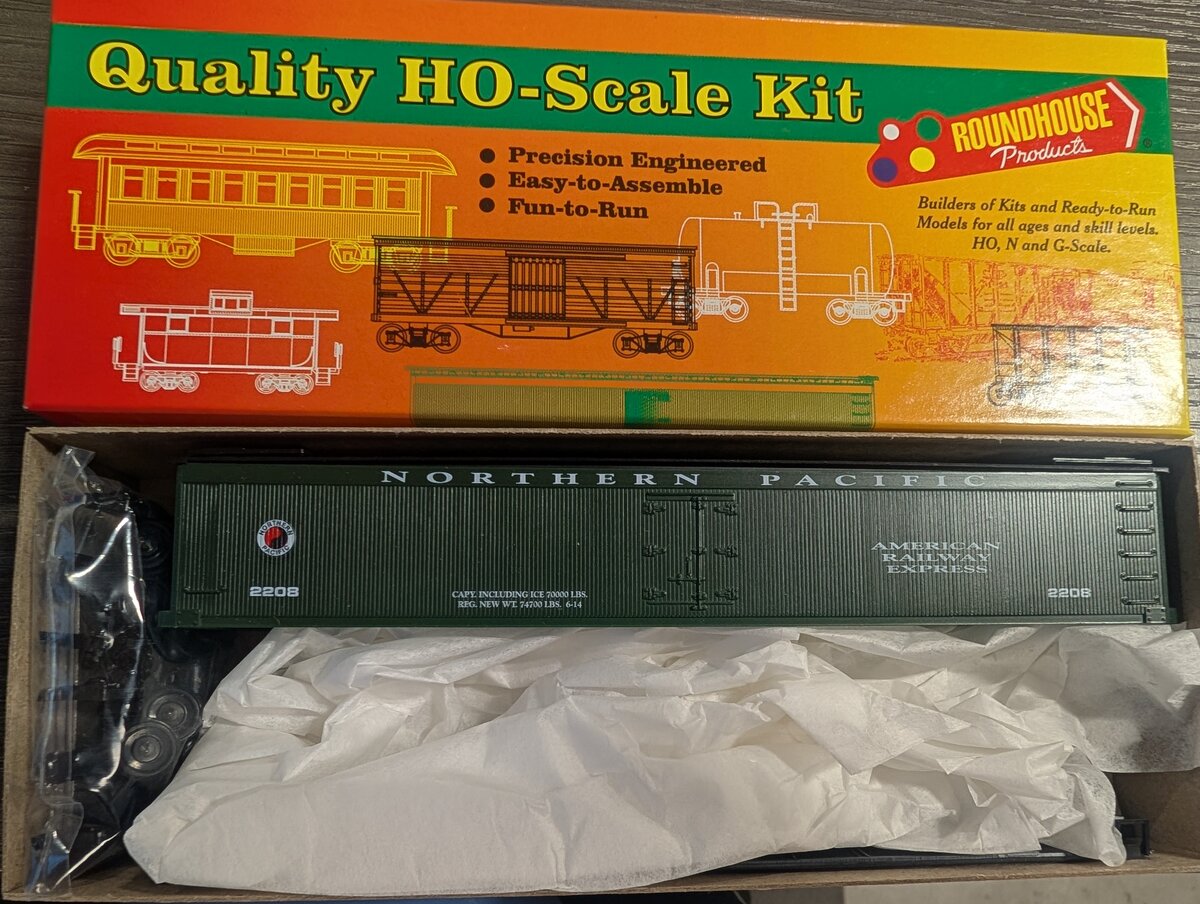 Roundhouse 3601 HO Scale Northern Pacific 50' Express Reefer #2208 Kit
