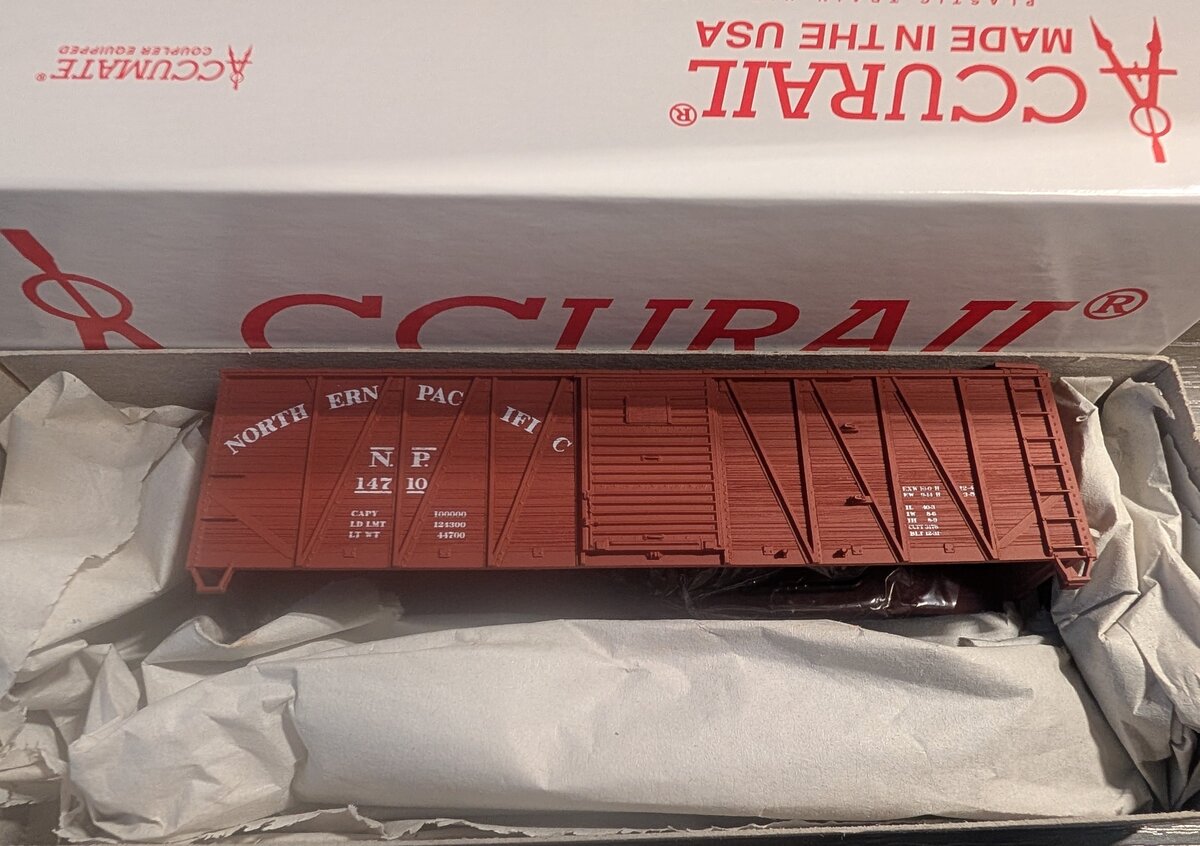 Accurail 4503 HO Northern Pacific 40' Boxcar MTL. Ends/Door #14710 Kit