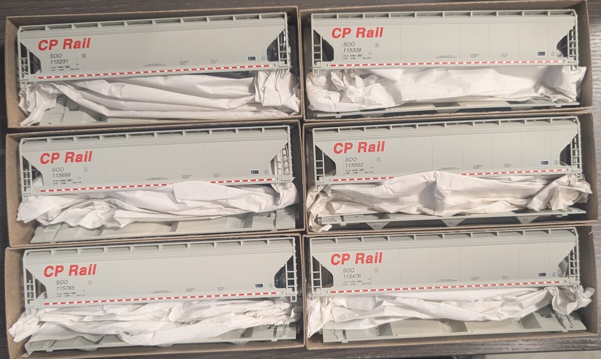 Accurail 32030 HO CP Rail/SOO ACF 3-Bay Covered Hopper (Set of 6) Kits
