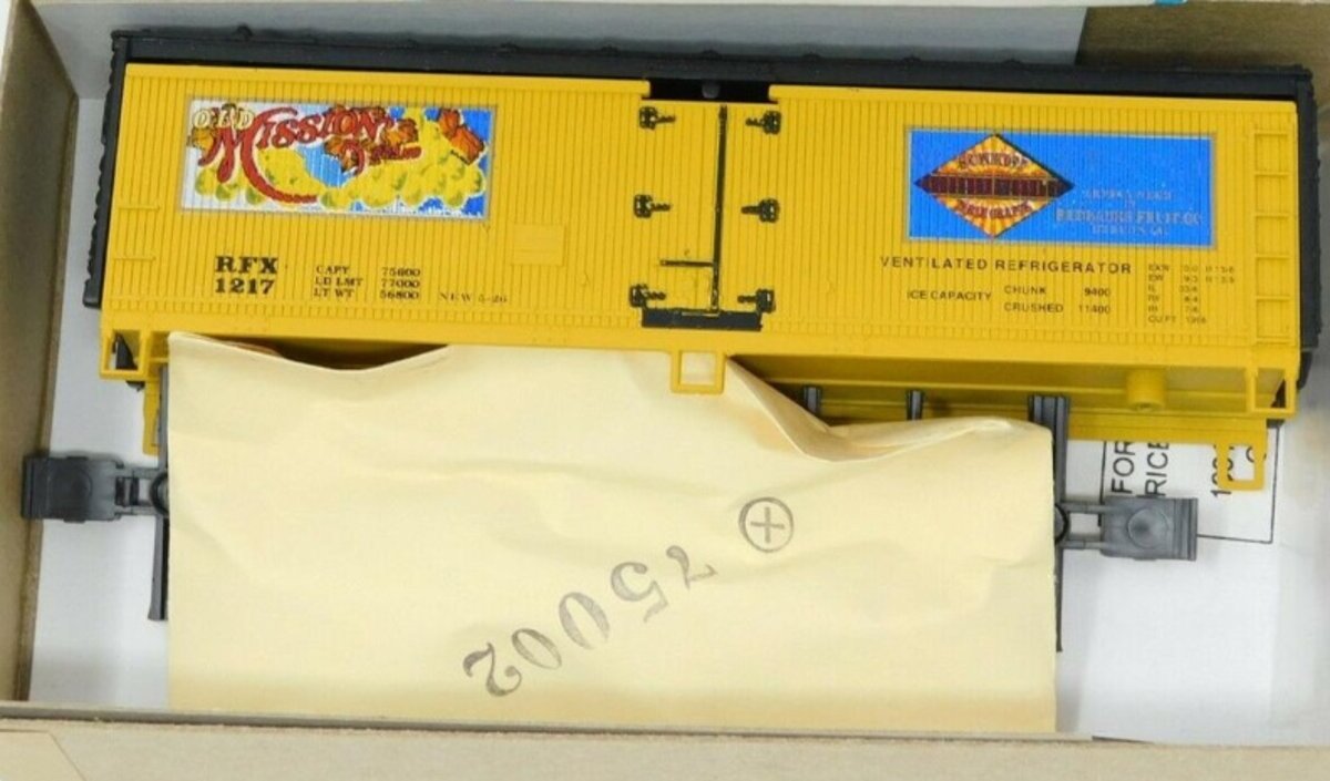 Athearn 1271 Old Mission Grapes Redbanks, CA 40' Wood Reefer RFX1271 Kit