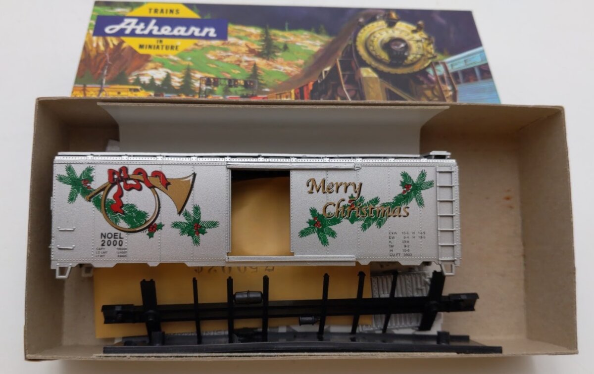 Athearn 2000 HO Scale Noel Merry Christmas Silver 40' Box Car Kit