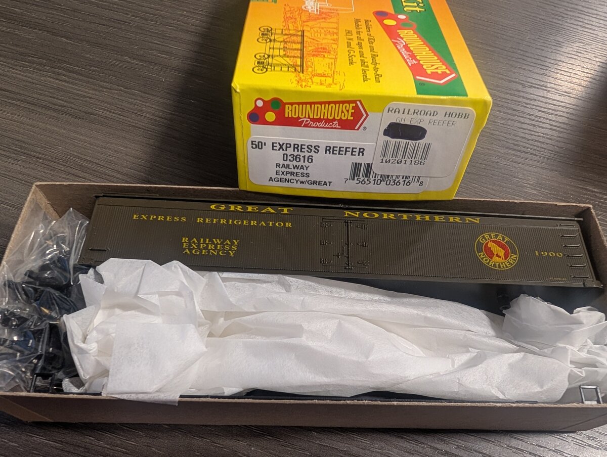 Roundhouse 03616 HO REA Great Northern 50' Express Reefer #1900 Kit