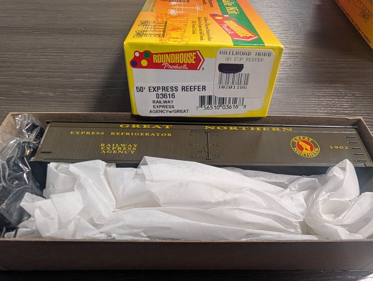 Roundhouse 03616 HO REA Great Northern 50' Express Reefer #1902 Kit