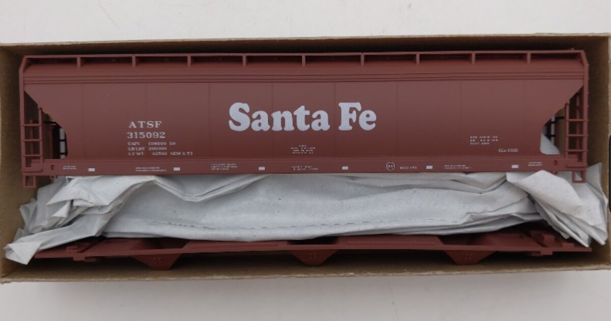 Accurail 2002.4 HO Santa Fe ACF Covered Hopper Car # 315092 Kit