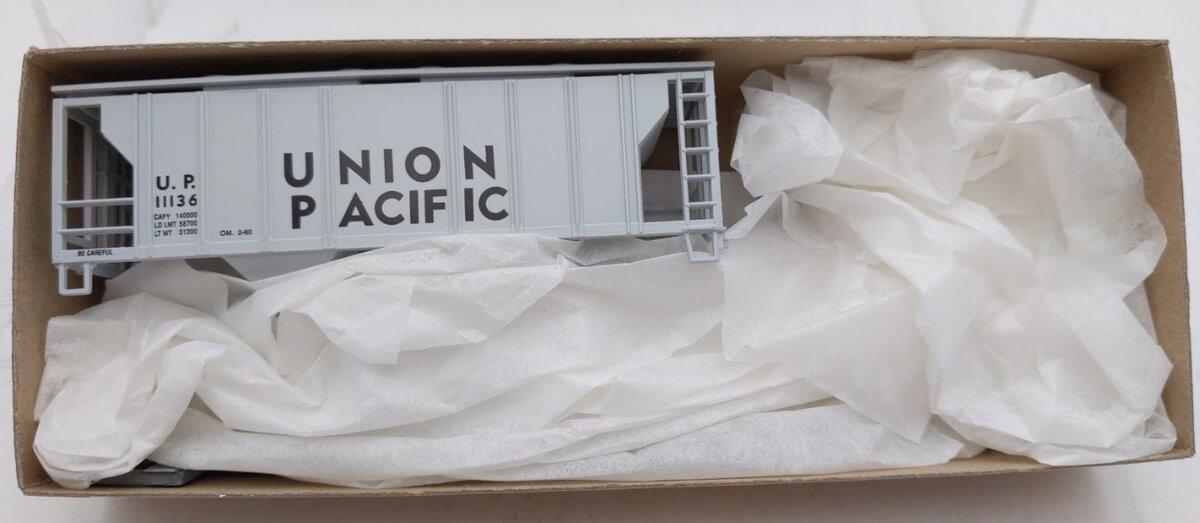 Roundhouse 07957 HO Scale Union Pacific 2-Bay Covered Hopper # 1136 Kit