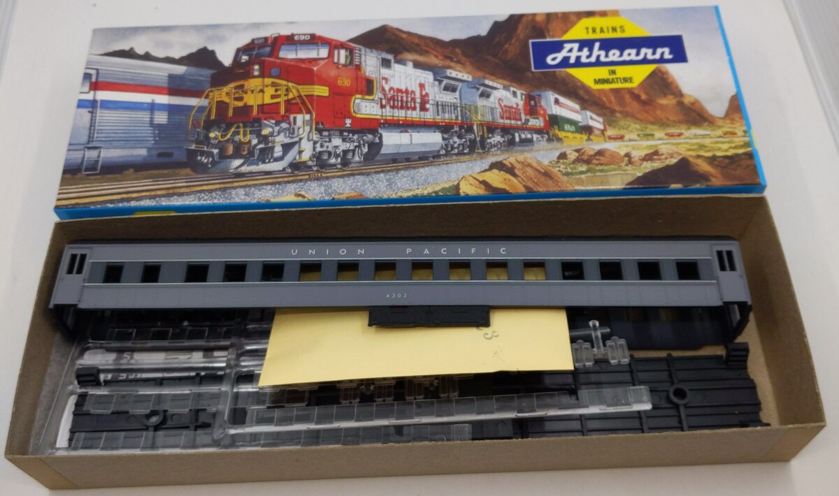 Athearn 2451 HO Union Pacific STD Coach R/R Passenger Car Kit